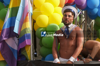 2024-06-29 - Women and men parade through the streets of Naples for Mediterranean Pride of Naples 2024 - NAPOLI PRIDE PARADE - NEWS - SOCIETY