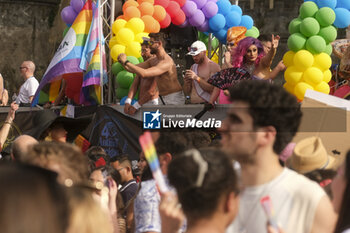 2024-06-29 - Women and men parade through the streets of Naples for Mediterranean Pride of Naples 2024 - NAPOLI PRIDE PARADE - NEWS - SOCIETY