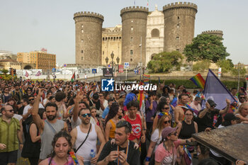 2024-06-29 - Women and men parade through the streets of Naples for Mediterranean Pride of Naples 2024 - NAPOLI PRIDE PARADE - NEWS - SOCIETY