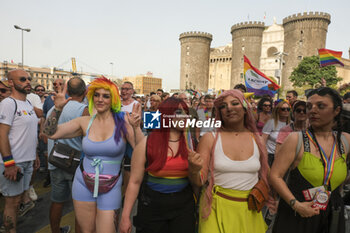 2024-06-29 - Women and men parade through the streets of Naples for Mediterranean Pride of Naples 2024 - NAPOLI PRIDE PARADE - NEWS - SOCIETY