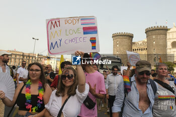 2024-06-29 - Women and men parade through the streets of Naples for Mediterranean Pride of Naples 2024 - NAPOLI PRIDE PARADE - NEWS - SOCIETY