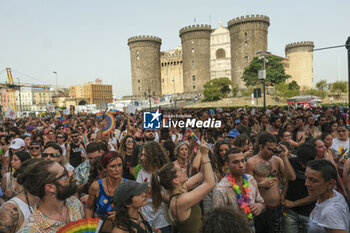 2024-06-29 - Women and men parade through the streets of Naples for Mediterranean Pride of Naples 2024 - NAPOLI PRIDE PARADE - NEWS - SOCIETY