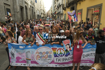 2024-06-29 - Women and men parade through the streets of Naples for Mediterranean Pride of Naples 2024 - NAPOLI PRIDE PARADE - NEWS - SOCIETY