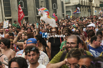 2024-06-29 - Women and men parade through the streets of Naples for Mediterranean Pride of Naples 2024 - NAPOLI PRIDE PARADE - NEWS - SOCIETY