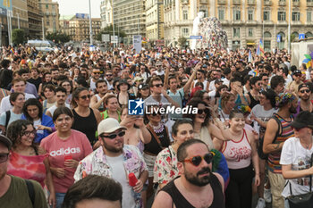 2024-06-29 - Women and men parade through the streets of Naples for Mediterranean Pride of Naples 2024 - NAPOLI PRIDE PARADE - NEWS - SOCIETY