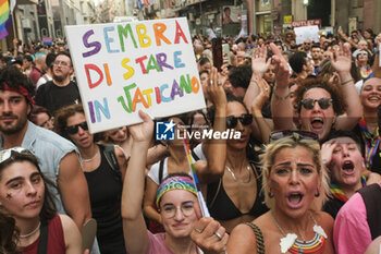 2024-06-29 - Women and men parade through the streets of Naples for Mediterranean Pride of Naples 2024 - NAPOLI PRIDE PARADE - NEWS - SOCIETY