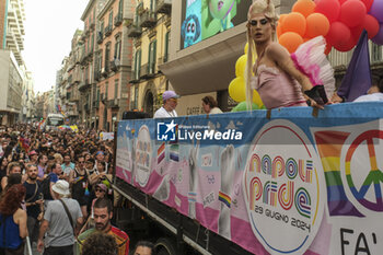 2024-06-29 - Women and men parade through the streets of Naples for Mediterranean Pride of Naples 2024 - NAPOLI PRIDE PARADE - NEWS - SOCIETY