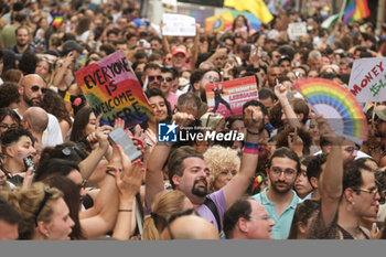 2024-06-29 - Women and men parade through the streets of Naples for Mediterranean Pride of Naples 2024 - NAPOLI PRIDE PARADE - NEWS - SOCIETY