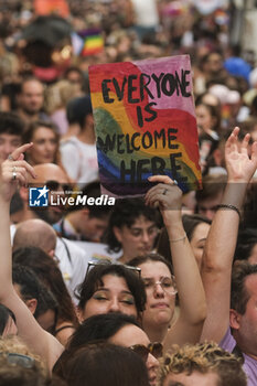 2024-06-29 - Women and men parade through the streets of Naples for Mediterranean Pride of Naples 2024 - NAPOLI PRIDE PARADE - NEWS - SOCIETY