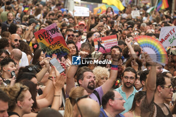 2024-06-29 - Women and men parade through the streets of Naples for Mediterranean Pride of Naples 2024 - NAPOLI PRIDE PARADE - NEWS - SOCIETY