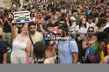 2024-06-29 - Women and men parade through the streets of Naples for Mediterranean Pride of Naples 2024 - NAPOLI PRIDE PARADE - NEWS - SOCIETY