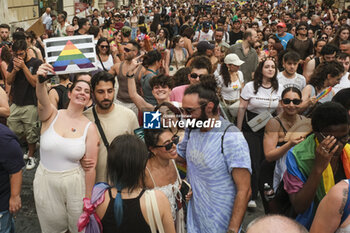 2024-06-29 - Women and men parade through the streets of Naples for Mediterranean Pride of Naples 2024 - NAPOLI PRIDE PARADE - NEWS - SOCIETY