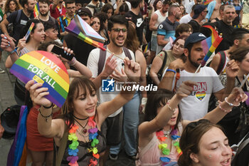 2024-06-29 - Women and men parade through the streets of Naples for Mediterranean Pride of Naples 2024 - NAPOLI PRIDE PARADE - NEWS - SOCIETY