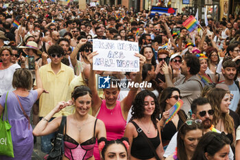 2024-06-29 - Women and men parade through the streets of Naples for Mediterranean Pride of Naples 2024 - NAPOLI PRIDE PARADE - NEWS - SOCIETY