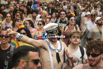 2024-06-29 - Women and men parade through the streets of Naples for Mediterranean Pride of Naples 2024 - NAPOLI PRIDE PARADE - NEWS - SOCIETY