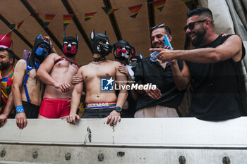 2024-06-29 - Women and men parade through the streets of Naples for Mediterranean Pride of Naples 2024 - NAPOLI PRIDE PARADE - NEWS - SOCIETY