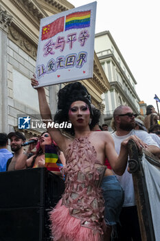 2024-06-29 - Women and men parade through the streets of Naples for Mediterranean Pride of Naples 2024 - NAPOLI PRIDE PARADE - NEWS - SOCIETY