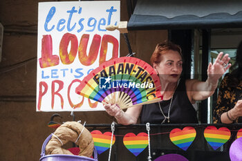 2024-06-29 - Women and men parade through the streets of Naples for Mediterranean Pride of Naples 2024 - NAPOLI PRIDE PARADE - NEWS - SOCIETY