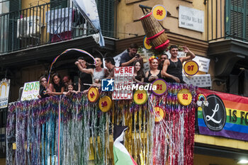 2024-06-29 - Women and men parade through the streets of Naples for Mediterranean Pride of Naples 2024 - NAPOLI PRIDE PARADE - NEWS - SOCIETY