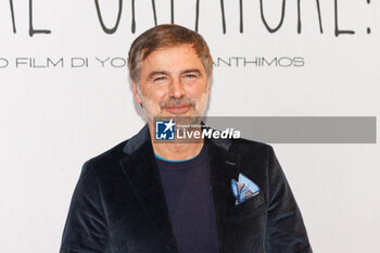 2024-01-16 - Beppe Convertini during the photocall of the movie Povere Creature, 16 january 2024 at Cinema Barberini, Rome, Italy - PHOTOCALL MOVIE POVERE CREATURE - NEWS - VIP