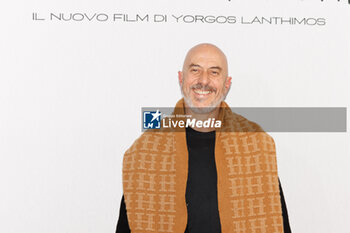 2024-01-16 - Roberto Ciufoli during the photocall of the movie Povere Creature, 16 january 2024 at Cinema Barberini, Rome, Italy - PHOTOCALL MOVIE POVERE CREATURE - NEWS - VIP