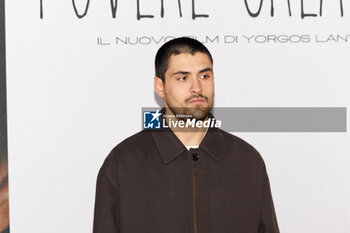 2024-01-16 - Andrea Dodero during the photocall of the movie Povere Creature, 16 january 2024 at Cinema Barberini, Rome, Italy - PHOTOCALL MOVIE POVERE CREATURE - NEWS - VIP