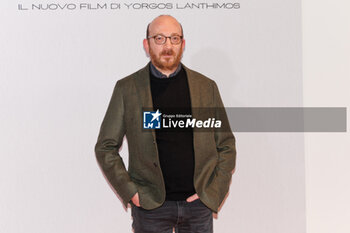 2024-01-16 - Carlo Luca De Ruggieri during the photocall of the movie Povere Creature, 16 january 2024 at Cinema Barberini, Rome, Italy - PHOTOCALL MOVIE POVERE CREATURE - NEWS - VIP