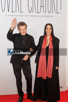 2024-01-16 - Willem Dafoe and Giada Colagrande during the photocall of the movie Povere Creature, 16 january 2024 at Cinema Barberini, Rome, Italy - PHOTOCALL MOVIE POVERE CREATURE - NEWS - VIP