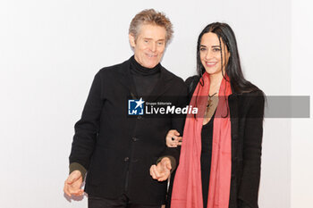 2024-01-16 - Willem Dafoe and Giada Colagrande during the photocall of the movie Povere Creature, 16 january 2024 at Cinema Barberini, Rome, Italy - PHOTOCALL MOVIE POVERE CREATURE - NEWS - VIP