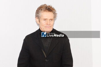 2024-01-16 - Willem Dafoe during the photocall of the movie Povere Creature, 16 january 2024 at Cinema Barberini, Rome, Italy - PHOTOCALL MOVIE POVERE CREATURE - NEWS - VIP