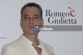 2024-02-13 - Maurizio Lombardi during the Photocall of the movie “Giulietta e Romeo”, 13 February, 2024 at the Hotel Visconti in Rome, Italy. - PHOTOCALL MOVIE GIULIETTA è ROMEO - NEWS - VIP