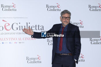 2024-02-13 - Sergio Castellitto during the Photocall of the movie “Giulietta e Romeo”, 13 February, 2024 at the Hotel Visconti in Rome, Italy. - PHOTOCALL MOVIE GIULIETTA è ROMEO - NEWS - VIP