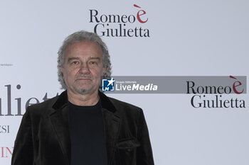 2024-02-13 - Giovanni Veronesi during the Photocall of the movie “Giulietta e Romeo”, 13 February, 2024 at the Hotel Visconti in Rome, Italy. - PHOTOCALL MOVIE GIULIETTA è ROMEO - NEWS - VIP