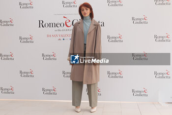 2024-02-13 - Serena De Ferrari during the photocell of the movie Romeo e Giulietta, 13 February 2024 at Hotel Le Meridien, Rome, Italy - PHOTOCALL MOVIE ROMEO è GIULIETTA - NEWS - VIP