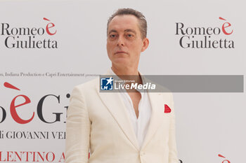 2024-02-13 - Maurizio Lombardi during the photocell of the movie Romeo e Giulietta, 13 February 2024 at Hotel Le Meridien, Rome, Italy - PHOTOCALL MOVIE ROMEO è GIULIETTA - NEWS - VIP