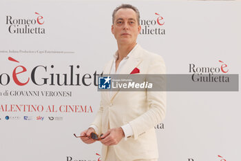 2024-02-13 - Maurizio Lombardi during the photocell of the movie Romeo e Giulietta, 13 February 2024 at Hotel Le Meridien, Rome, Italy - PHOTOCALL MOVIE ROMEO è GIULIETTA - NEWS - VIP