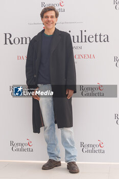 2024-02-13 - Domenico Diele during the photocell of the movie Romeo e Giulietta, 13 February 2024 at Hotel Le Meridien, Rome, Italy - PHOTOCALL MOVIE ROMEO è GIULIETTA - NEWS - VIP