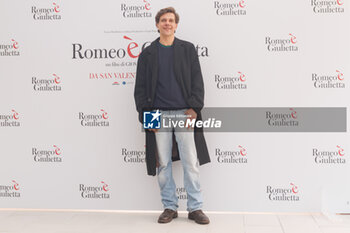 2024-02-13 - Domenico Diele during the photocell of the movie Romeo e Giulietta, 13 February 2024 at Hotel Le Meridien, Rome, Italy - PHOTOCALL MOVIE ROMEO è GIULIETTA - NEWS - VIP