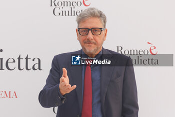 2024-02-13 - Sergio Castellitto during the photocell of the movie Romeo e Giulietta, 13 February 2024 at Hotel Le Meridien, Rome, Italy - PHOTOCALL MOVIE ROMEO è GIULIETTA - NEWS - VIP