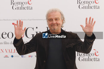 2024-02-13 - Giovanni Veronesi during the photocell of the movie Romeo e Giulietta, 13 February 2024 at Hotel Le Meridien, Rome, Italy - PHOTOCALL MOVIE ROMEO è GIULIETTA - NEWS - VIP