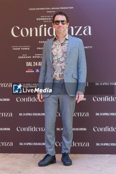 2024-04-17 - Elio Germano during the Photocall of the movie CONFIDENZA, 17 April 2024 at HTL De La Ville, Rome, Italy - PHOTOCALL CONFIDENZA - NEWS - VIP