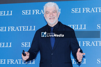 2024-04-19 - Gioele Dix during the Photocall of the movie SEI FRATELLI, 19 April 2024 at Cinema Barberini, Rome, Italy - PHOTOCALL SEI FRATELLI - NEWS - VIP