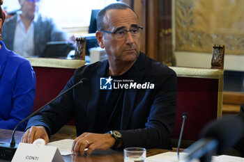 2024-06-03 - Carlo Conti during Press Conference of TIM Summer Hits at Campidoglio Hall of Flags on June 1, 2024 in Rome, Italy. - PHOTOCALL TIM SUMMER HITS - NEWS - VIP