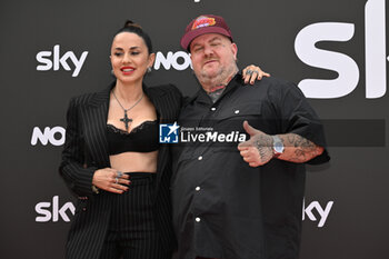 2024-06-19 - Paola Iezzi and Jake La Furia attends the Photocall SKY Program at Barberini Palace in Rome, Italy on July 19th, 2024 - PHOTOCALL IN ROME - SKY PROGRAM - NEWS - VIP