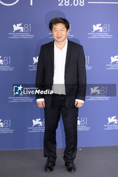 2024-09-06 - Director Wang Bing attends the photocall of the movie 'Qing Chun: Gui' (Youth: Homecoming) presented in competition during the 81st International Venice Film Festival at Venice Lido, on September 6, 2024. ©Photo: Cinzia Camela. - QUING CHUN GUI - (YOUTH - HOMECOMING) PHOTOCALL - NEWS - VIP