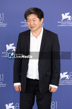 2024-09-06 - Director Wang Bing attends the photocall of the movie 'Qing Chun: Gui' (Youth: Homecoming) presented in competition during the 81st International Venice Film Festival at Venice Lido, on September 6, 2024. ©Photo: Cinzia Camela. - QUING CHUN GUI - (YOUTH - HOMECOMING) PHOTOCALL - NEWS - VIP