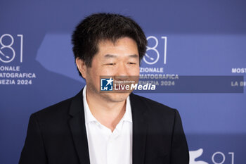 2024-09-06 - Director Wang Bing attends the photocall of the movie 'Qing Chun: Gui' (Youth: Homecoming) presented in competition during the 81st International Venice Film Festival at Venice Lido, on September 6, 2024. ©Photo: Cinzia Camela. - QUING CHUN GUI - (YOUTH - HOMECOMING) PHOTOCALL - NEWS - VIP