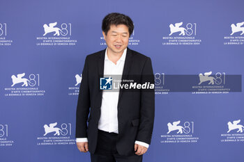 2024-09-06 - Director Wang Bing attends the photocall of the movie 'Qing Chun: Gui' (Youth: Homecoming) presented in competition during the 81st International Venice Film Festival at Venice Lido, on September 6, 2024. ©Photo: Cinzia Camela. - QUING CHUN GUI - (YOUTH - HOMECOMING) PHOTOCALL - NEWS - VIP