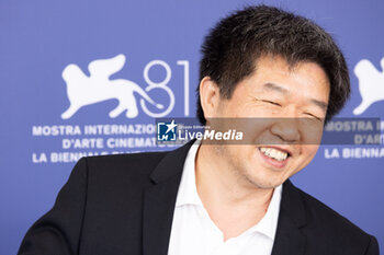 2024-09-06 - Director Wang Bing attends the photocall of the movie 'Qing Chun: Gui' (Youth: Homecoming) presented in competition during the 81st International Venice Film Festival at Venice Lido, on September 6, 2024. ©Photo: Cinzia Camela. - QUING CHUN GUI - (YOUTH - HOMECOMING) PHOTOCALL - NEWS - VIP