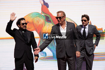 2024-09-07 - (L-R) Jon Beavers, Kevin Costner and Alejandro Edda attend the 